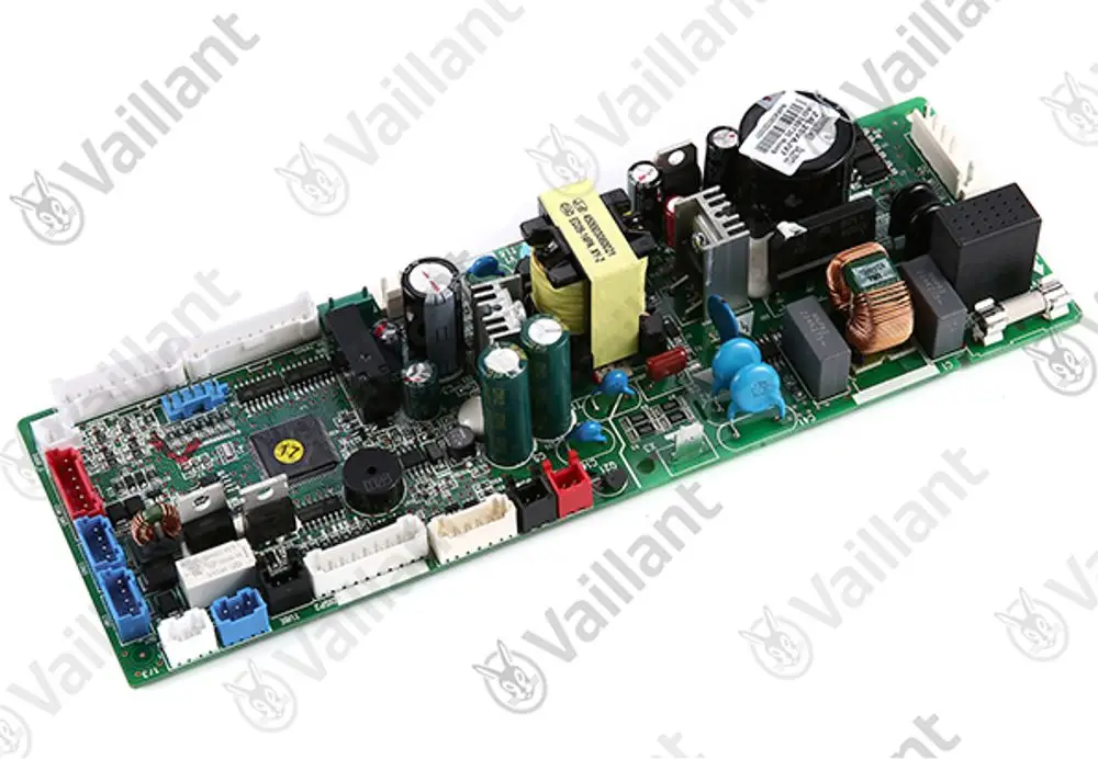 Leiterplatte von Vaillant, bestückt mit verschiedenen Komponenten wie Kondensatoren, Widerständen und einem Mikrochip, auf grüner Platine mit mehreren Anschlusssteckern.